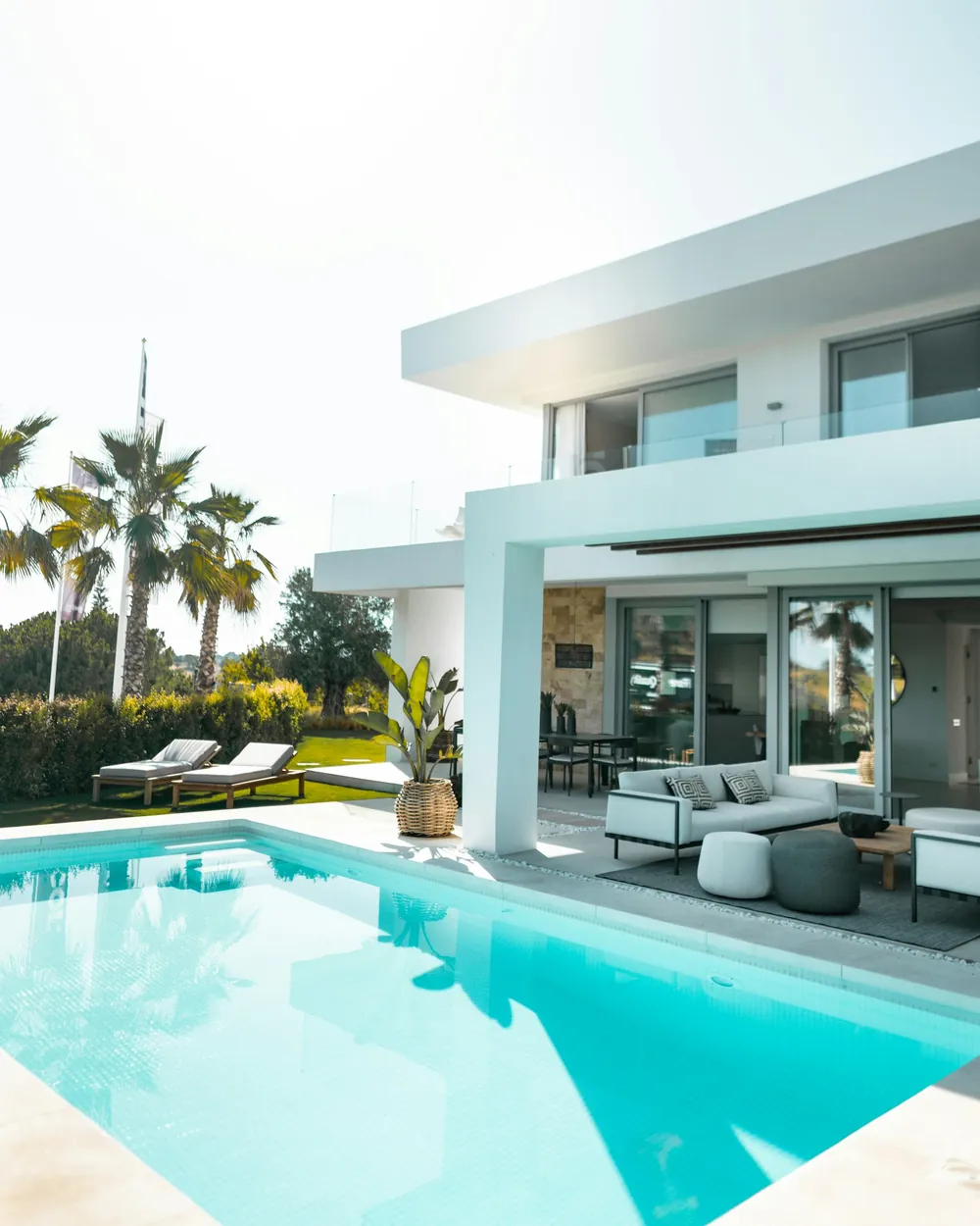 Villa moderna bianca con piscina e palme